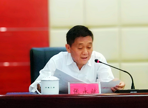 州委第三巡察组副组长张永斌宣读文件.jpg 州委第三巡察组副组长张永斌宣读文件.jpg