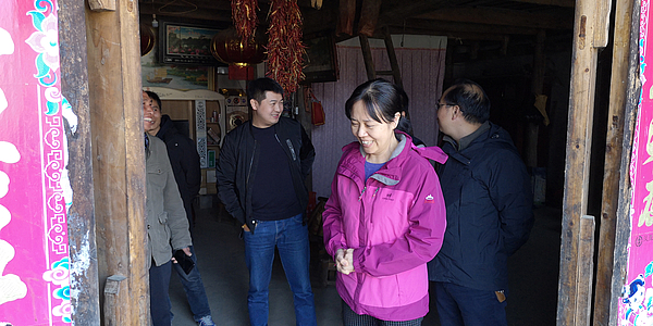 梁珈局长入户走访慰问困难群众.jpg
