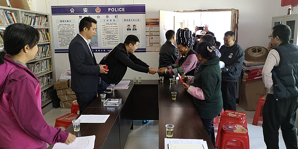 爱心企业家肖云先生为特困学生户送去慰问金.jpg 爱心企业家肖云先生为特困学生户送去慰问金.jpg