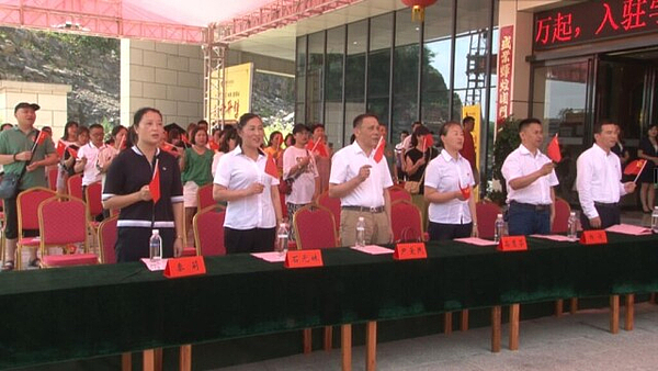 现场同声齐唱《没有共产党就没有新中国》,激发党员爱党爱国情怀。.jpg 现场同声齐唱《没有共产党就没有新中国》,激发党员爱党爱国情怀。.jpg