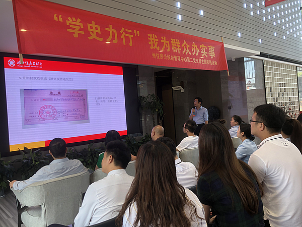5中心员工在给公积金专管员介绍相关业务知识。.jpg 5中心员工在给公积金专管员介绍相关业务知识。.jpg