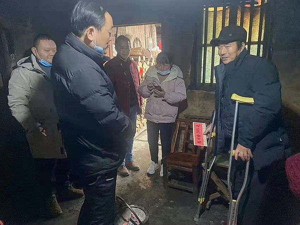 3走访慰问残疾户.jpg 3走访慰问残疾户.jpg