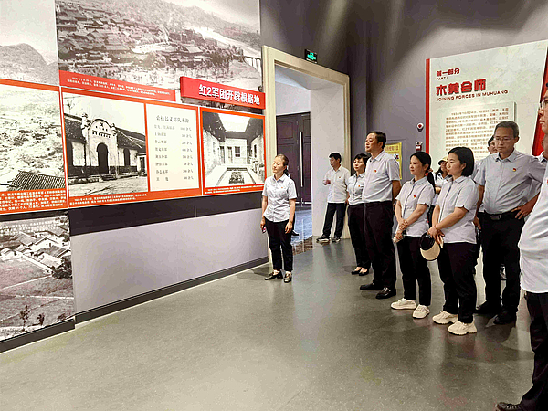 4 全体党员干部在工农红军第二方面军长征出发地纪念馆参观学习.jpg