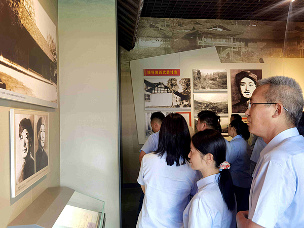 5 全体党员干部在贺龙纪念馆参观学习.jpg