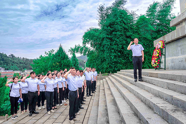 3 全体党员干部在刘家坪白族乡红二方面军长征出发地纪念碑前重温入党誓词.jpg 3 全体党员干部在刘家坪白族乡红二方面军长征出发地纪念碑前重温入党誓词.jpg