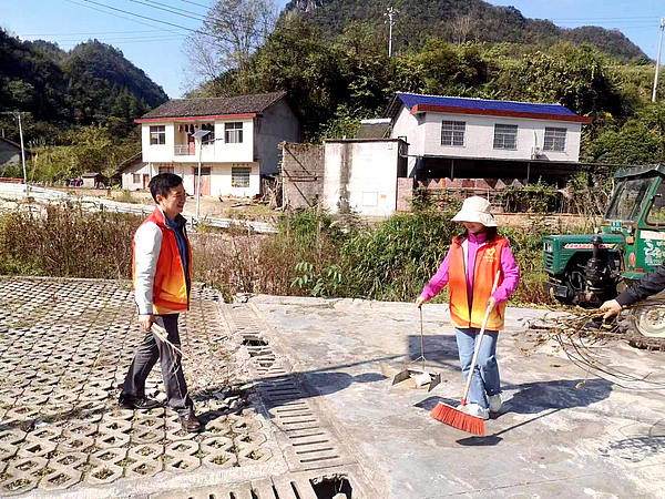 3 结对联系干部打扫村部周边卫生.jpg 3 结对联系干部打扫村部周边卫生.jpg
