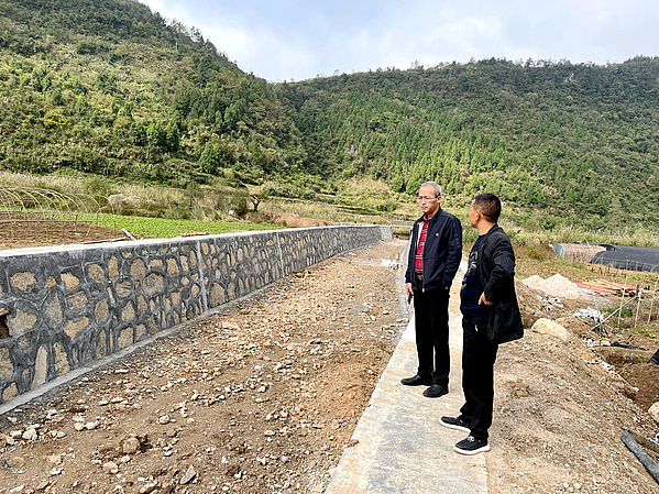 2 杨龙华与村书记察看灌溉水渠修建进度.jpg 2 杨龙华与村书记察看灌溉水渠修建进度.jpg