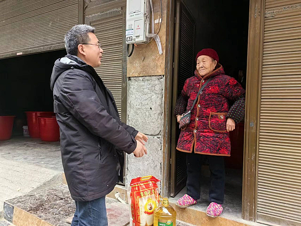 2、帮扶干部赠送慰问物资.jpg
